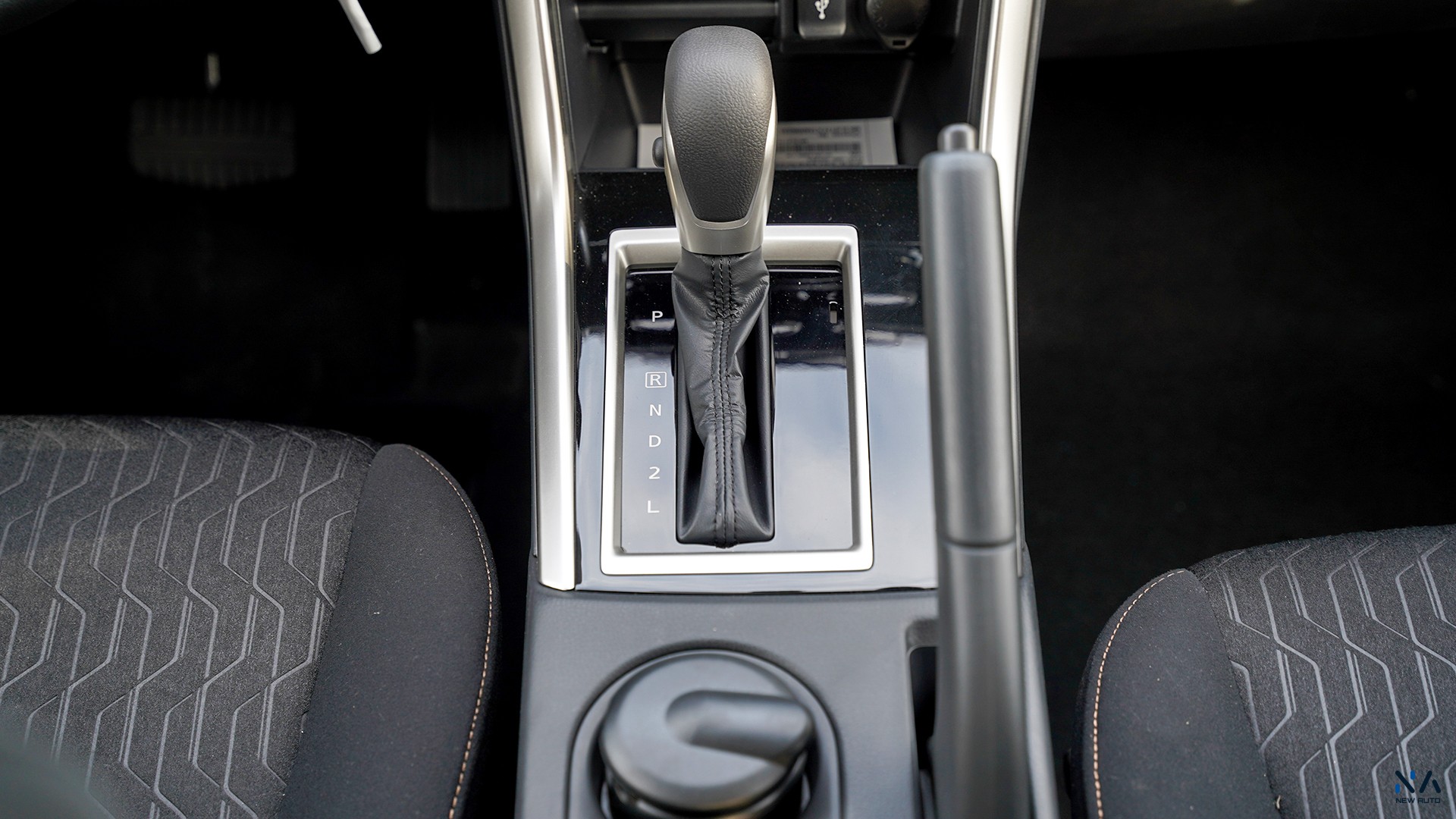 Mitsubishi Medium Line Xpander White – Black 2026