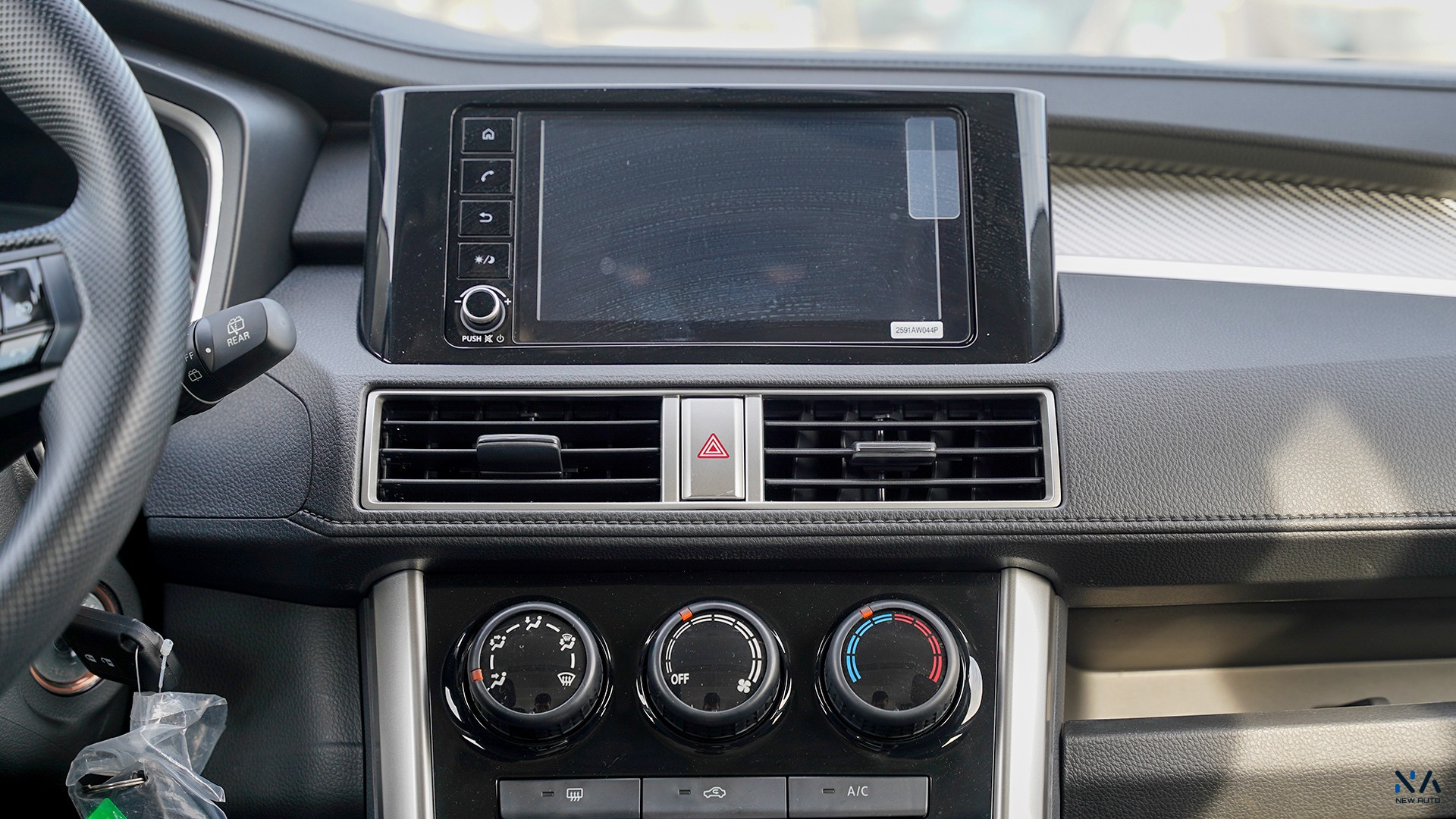 Mitsubishi Medium Line Xpander White – Black 2026