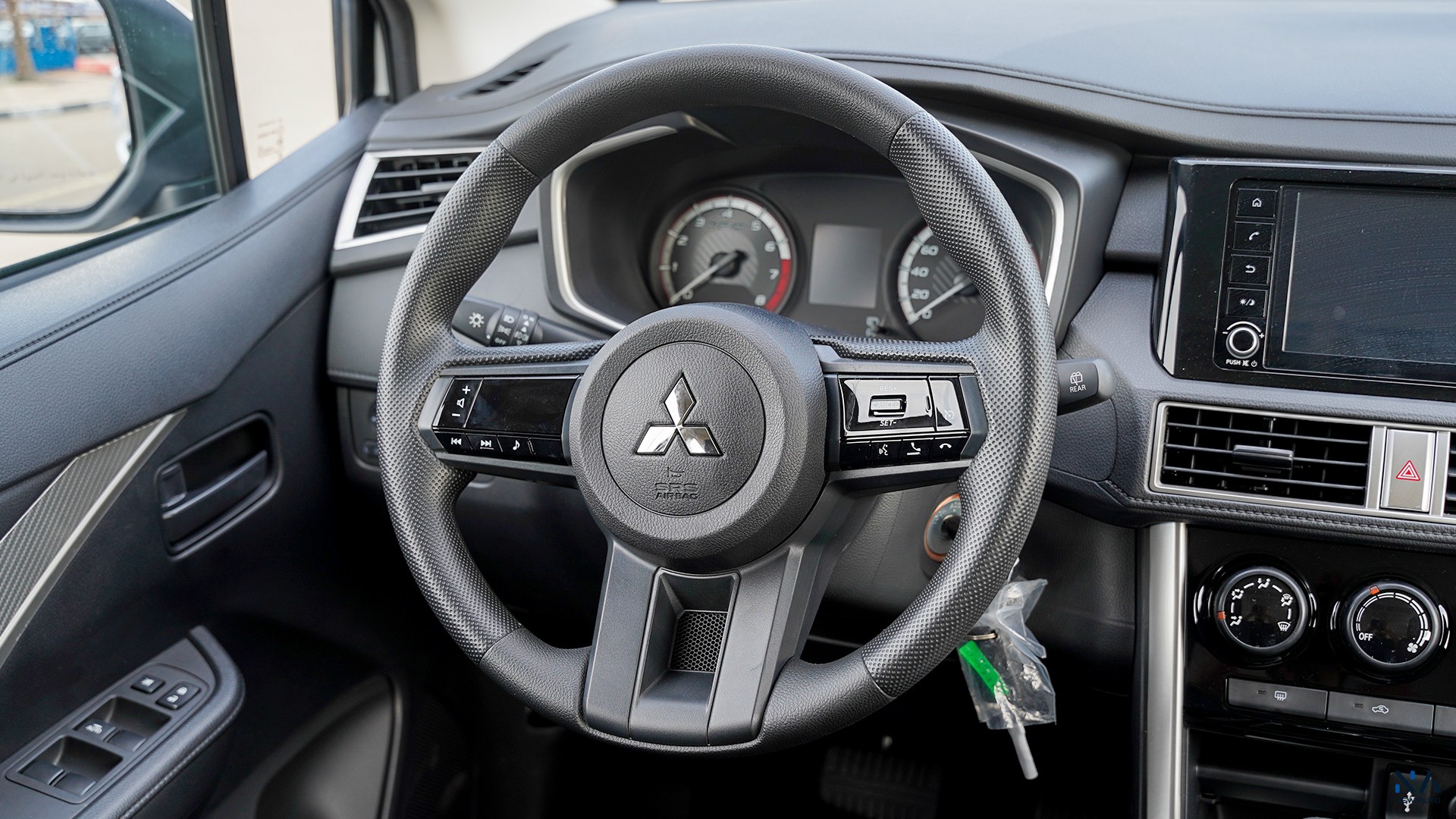 Mitsubishi Medium Line Xpander White – Black 2026