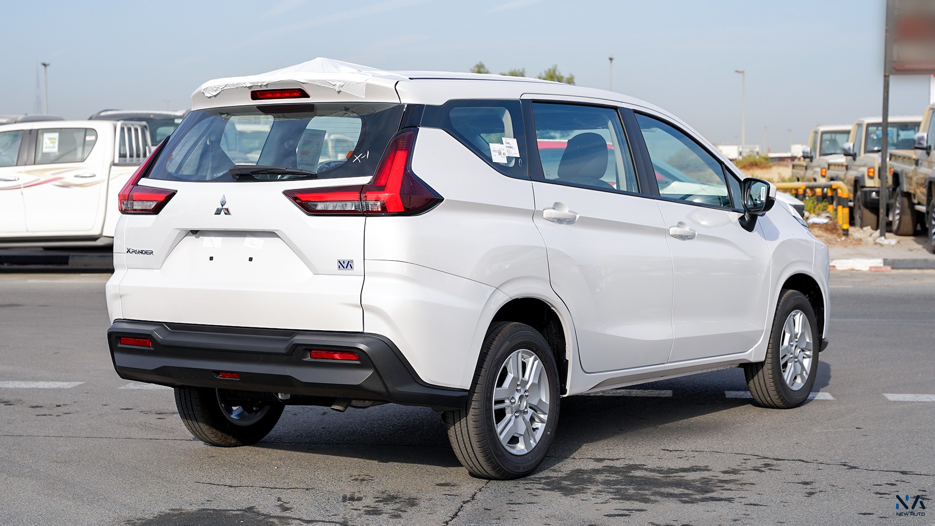 Mitsubishi Medium Line Xpander White – Black 2026