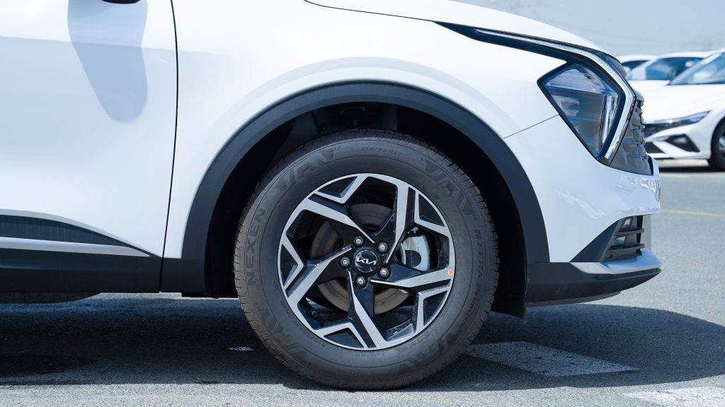 Kia Sportage 2025 White Black Alloy Wheel Rim Close Up 1024x576