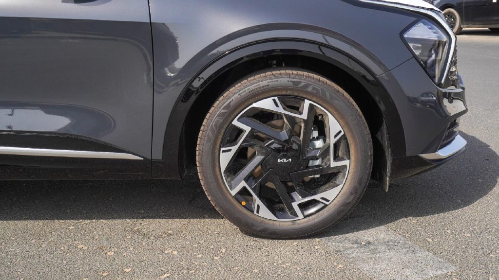 Kia Sportage 2026 Grey Beige Alloy Wheel Detail 1024x576