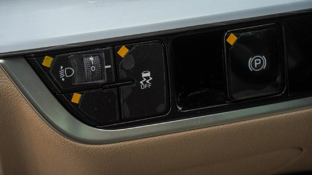 Kia Sportage 2026 Silver Beige Dashboard Button Controls 1024x576