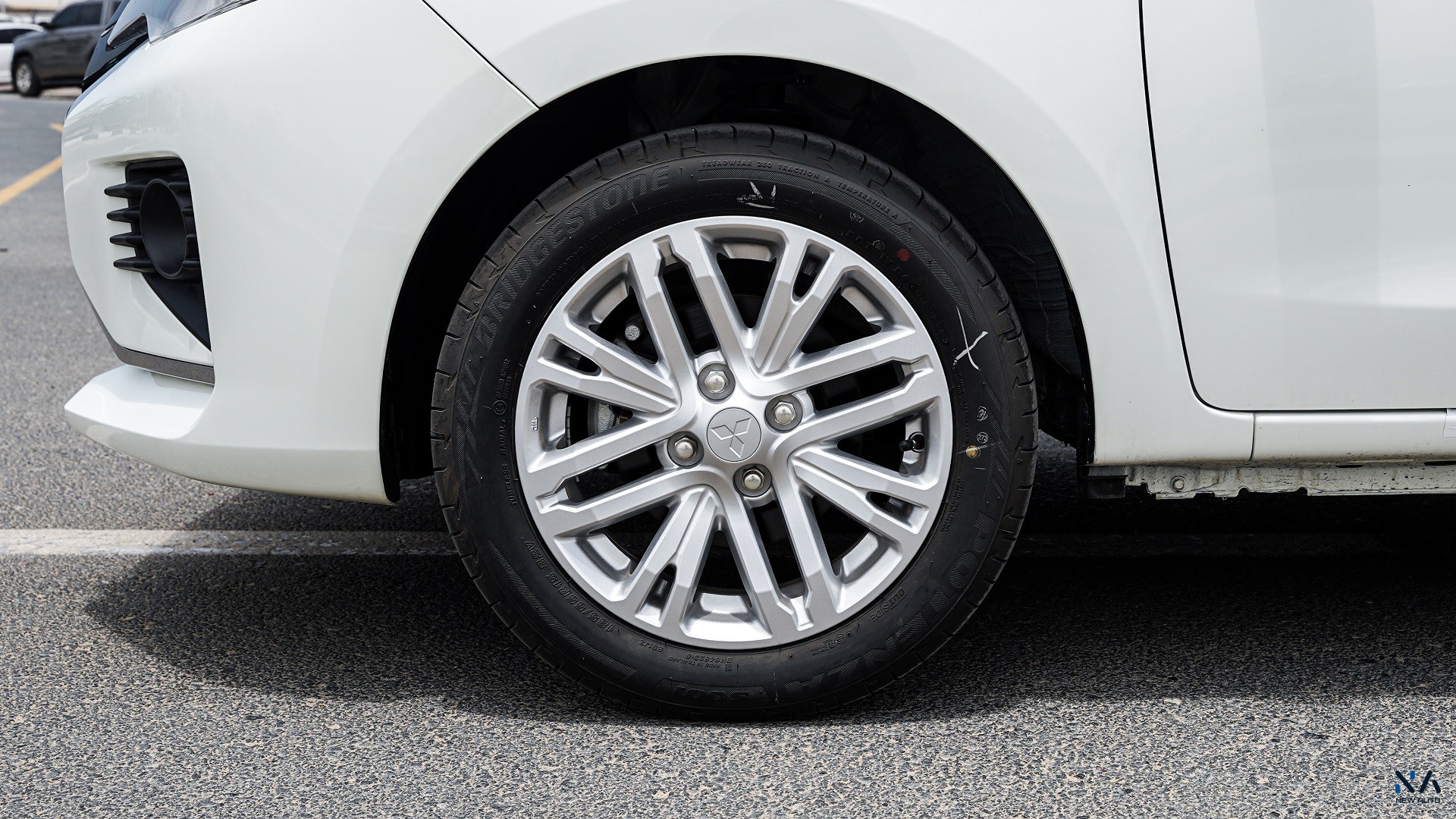 Mitsubishi Attrage High Line – GLX (G16) Solid White – Grey 2025