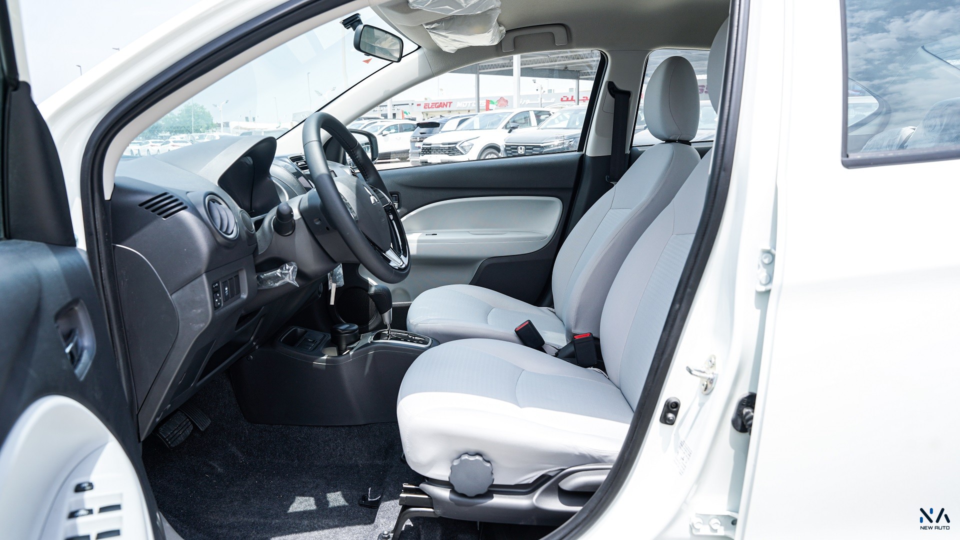 Mitsubishi Attrage High Line – GLX (G16) Solid White – Grey 2025
