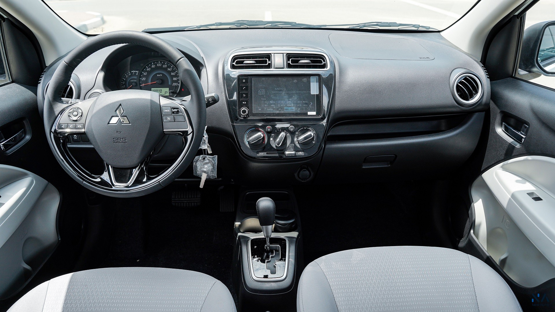 Mitsubishi Attrage High Line – GLX (G16) Solid White – Grey 2025