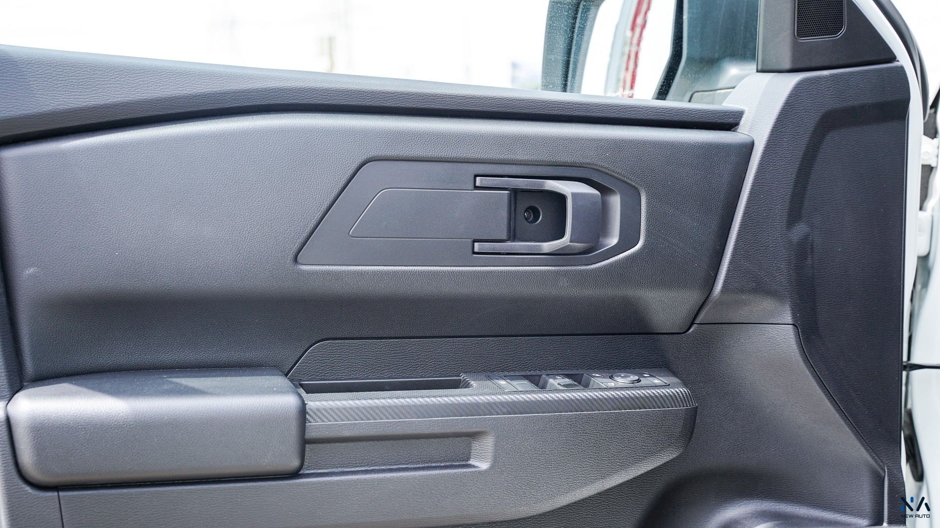Mitsubishi L200 GLX (C87) Solid White – Black 2026