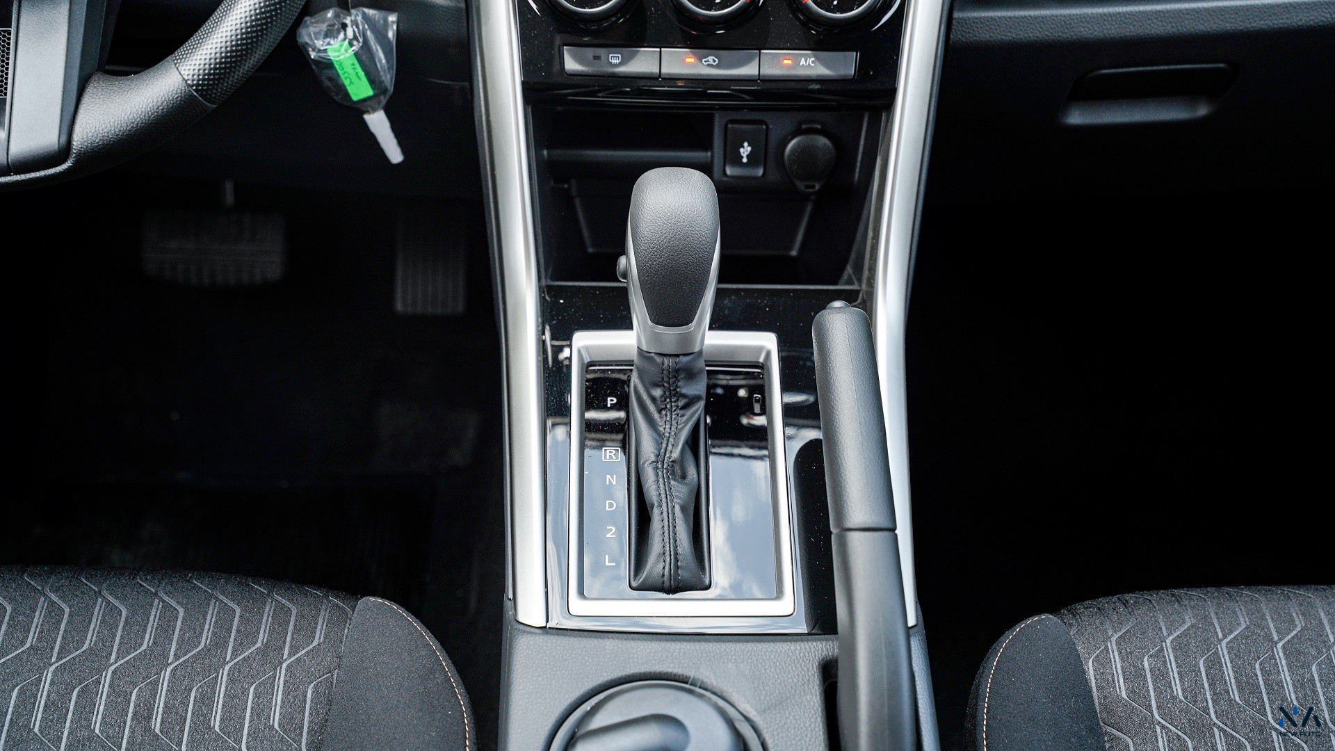 Mitsubishi  Mid-Line  Xpander (XP-ML) Silver – Black 2026