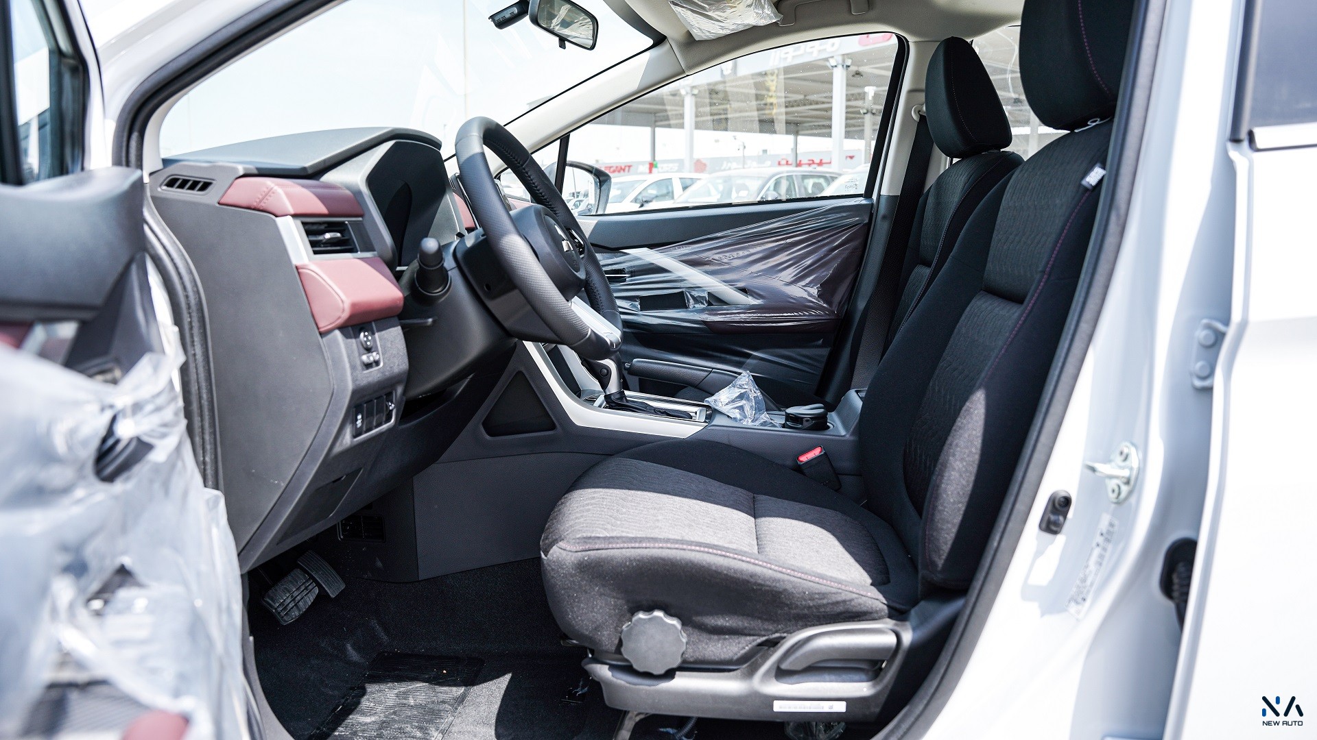 Mitsubishi Highline Xpander Cross Solid White – Burgundy & Black 2026