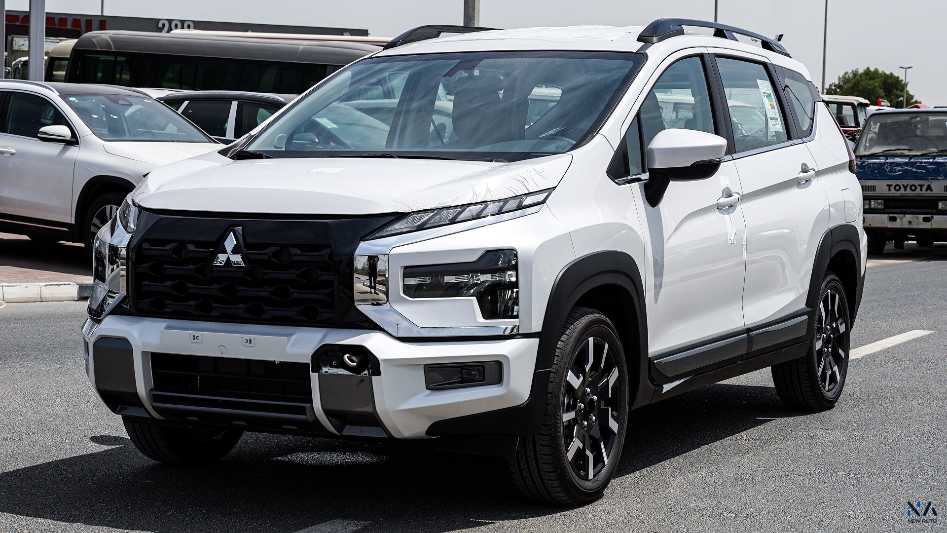 Mitsubishi Highline Xpander Cross Solid White – Burgundy & Black 2026