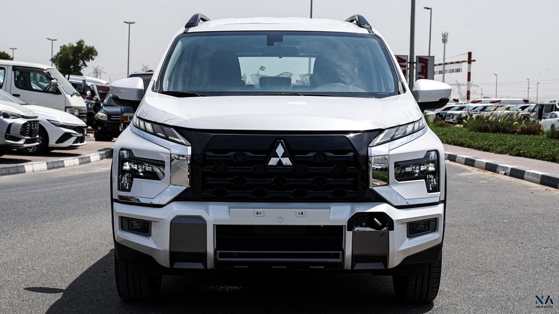 Mitsubishi Highline Xpander Cross Solid White – Burgundy & Black 2026