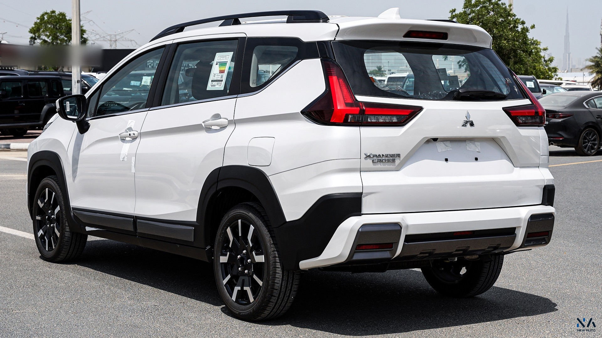 Mitsubishi Highline Xpander Cross Solid White – Burgundy & Black 2026
