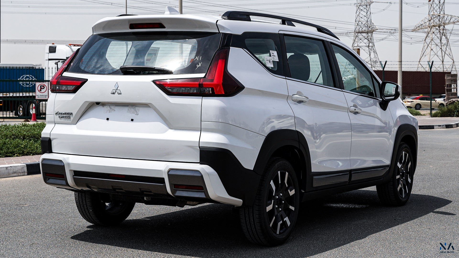 Mitsubishi Highline Xpander Cross Solid White – Burgundy & Black 2026