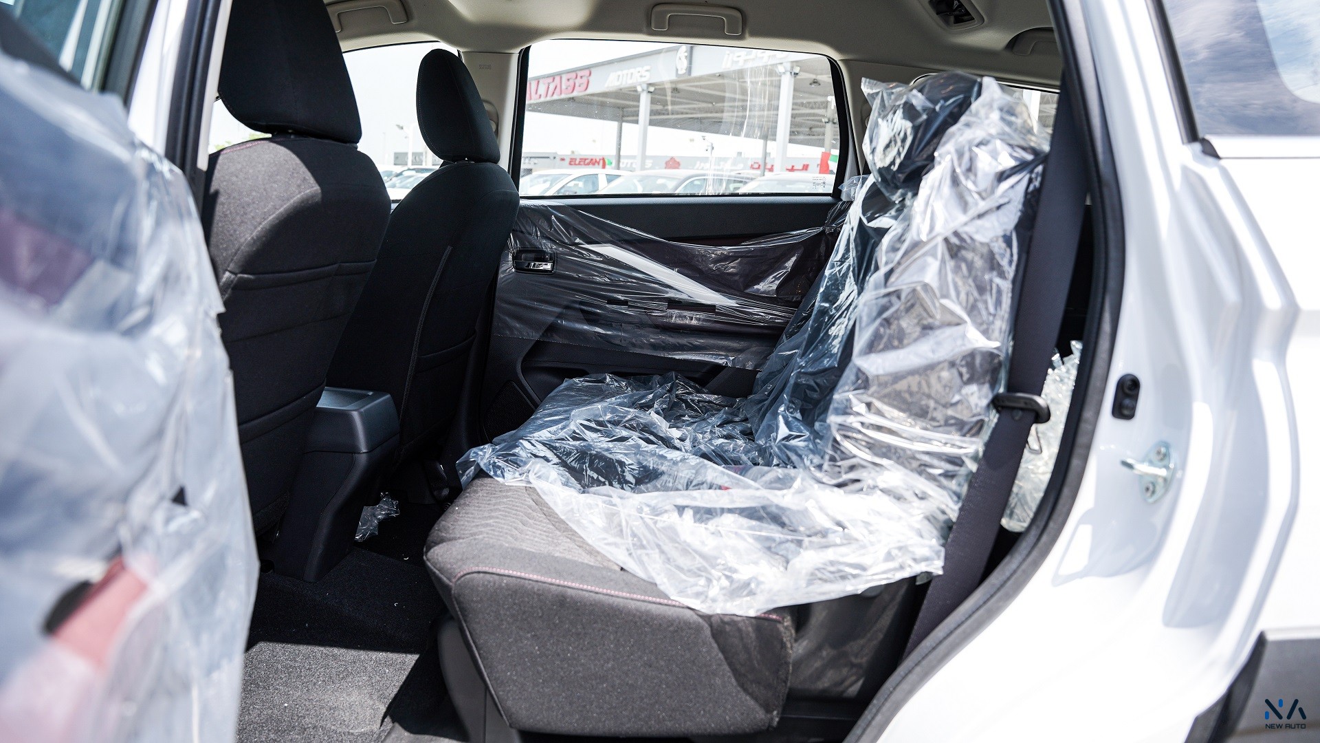 Mitsubishi Highline Xpander Cross Solid White – Burgundy & Black 2026