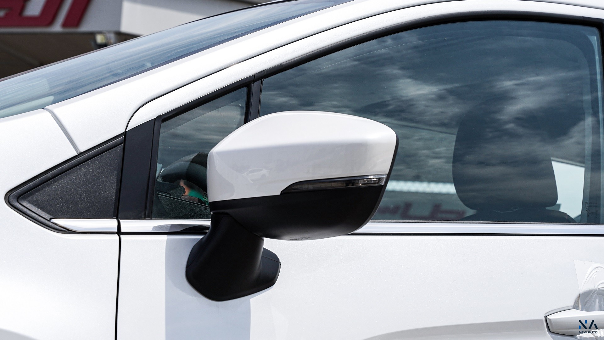 Mitsubishi Highline Xpander Cross Solid White – Burgundy & Black 2026