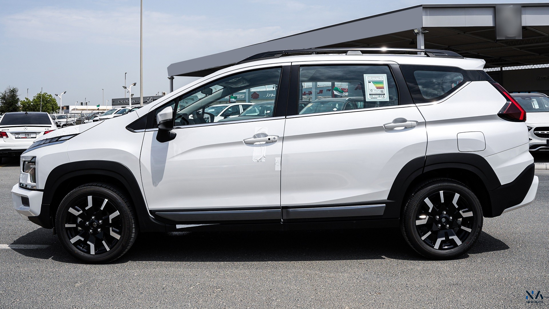 Mitsubishi Highline Xpander Cross Solid White – Burgundy & Black 2026