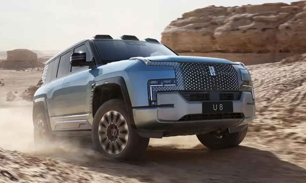 Luxury SUV driving through the desert landscape in GCC countries showing why SUVs are popular in UAE, Dubai, and Gulf markets
