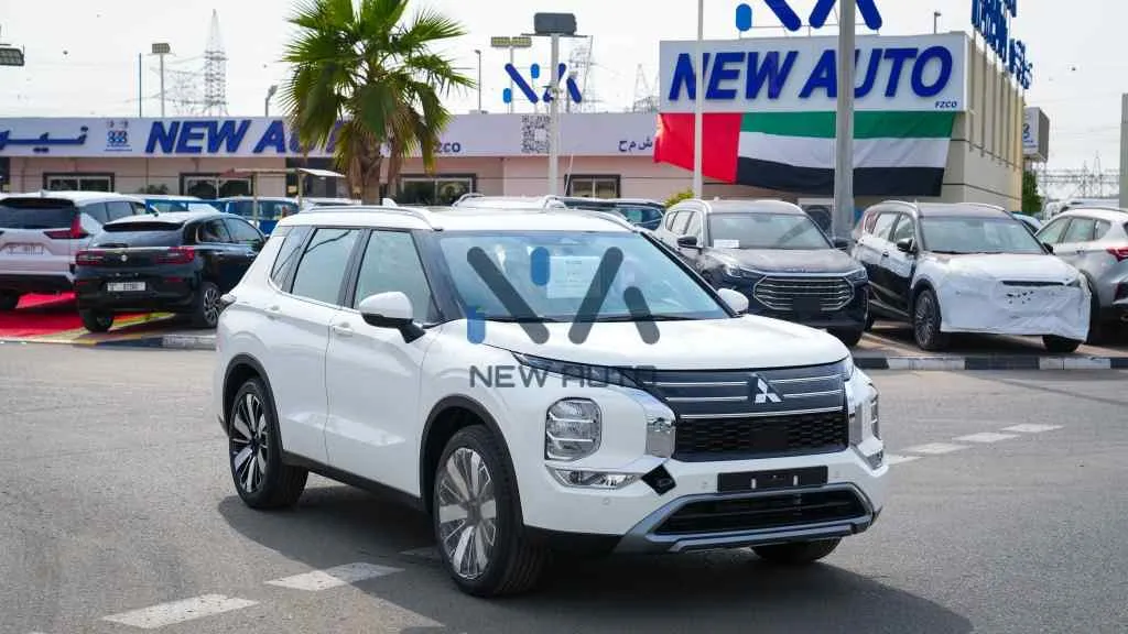 Mitsubishi Outlander Highline 2026 Solid White Black Front Side Angle