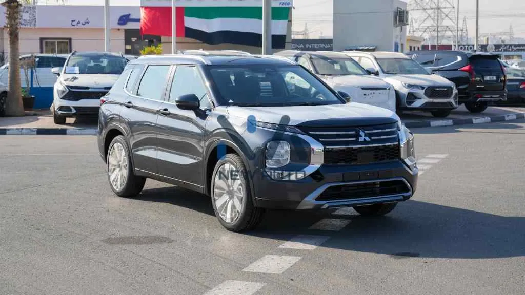 Mitsubishi Outlander Highline 2026 Grey Black Front Right Angle