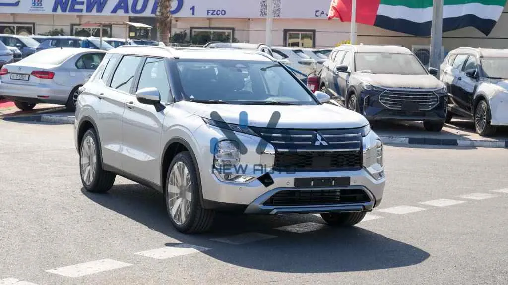 Mitsubishi Outlander Highline Silver Black 2026 Front Angle View